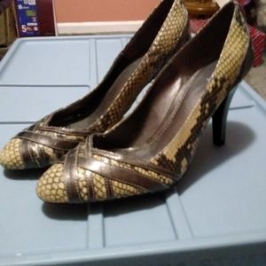 #288-14) Apt. 9 women's high heels.